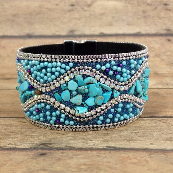 Turquoise stone wide bracelet with rhinestones, stone chips and chain edge - Picture 7 of 9